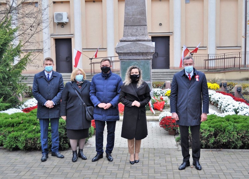 Uroczystości 11 listopada we Włodawie. Biało czerwone chryzantemy w miejscach pamięci - zobaczcie zdjęcia