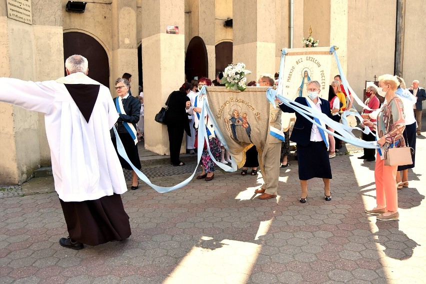 Piła. W parafii pw. św. Antoniego wierni uczestniczyli w procesji Bożego Ciała wokół kościoła. Zobaczcie zdjęcia