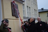 Odsłonięcie pamiątkowej tablicy na gmachu starostwa - obchody stulecia powstania powiatu sępoleńskiego [zdjęcia]