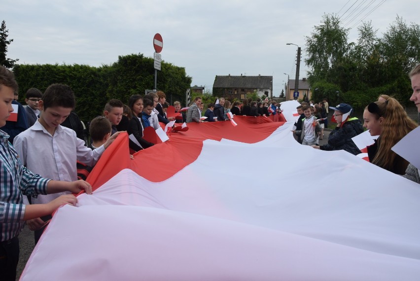 W środku Polski ponieśli 100-metrową flagę [ZDJĘCIA, FILM]