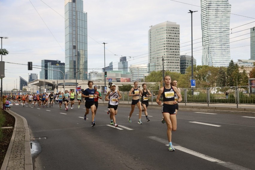 Biegacze przebiegli 10 km ulicami stolicy. Zdjęcia...
