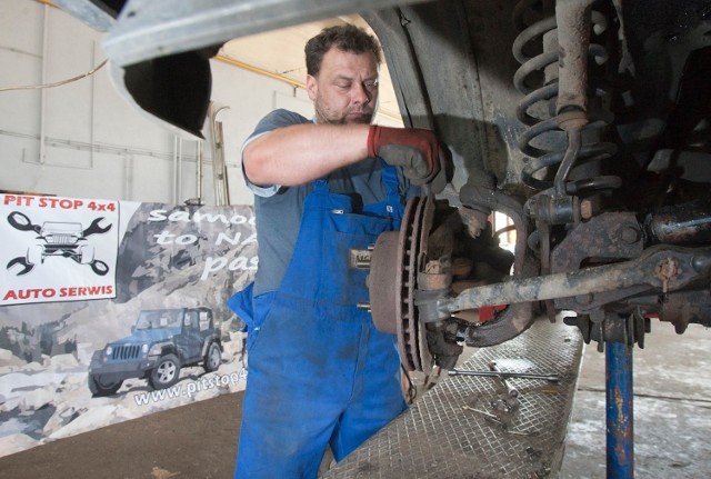 Sprawdziliśmy opinie internautów na temat mechaników w Przemyślu. Na podstawie wystawionych przez nich gwiazdek powstał nasz ranking 15 najwyżej ocenianych mechaników w Przemyślu według Google. W przypadku równej liczby gwiazdek wyżej notowany jest mechanik, który posiada więcej opinii.