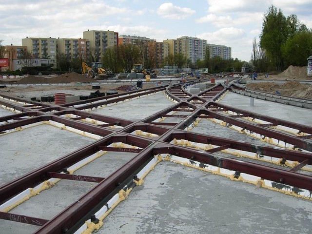 W nocy z soboty na niedzielę (13/14 lipca) zmieni się organizacja ruchu na rozbudowywanym węźle Szarych Szeregów w Bydgoszczy. Samochody znów będą poruszać się obiema jezdniami ulicy Wojska Polskiego oraz ulicą Bełzy.

Zobacz grafikę >>>