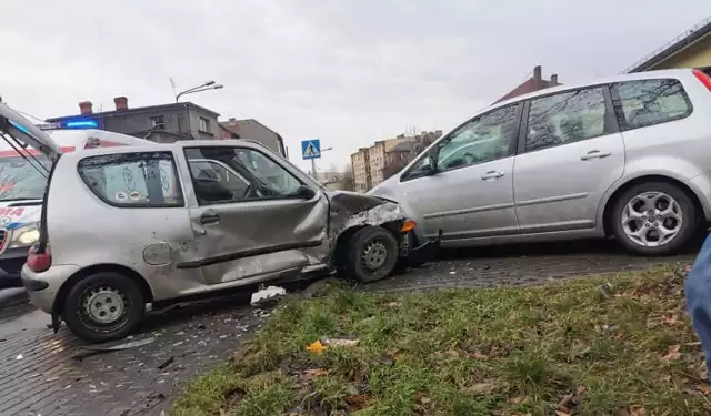 Na Korfantego w Radlinie zderzyły się osobówki. Dwie osoby, w tym niemowlę, trafiły do szpitala