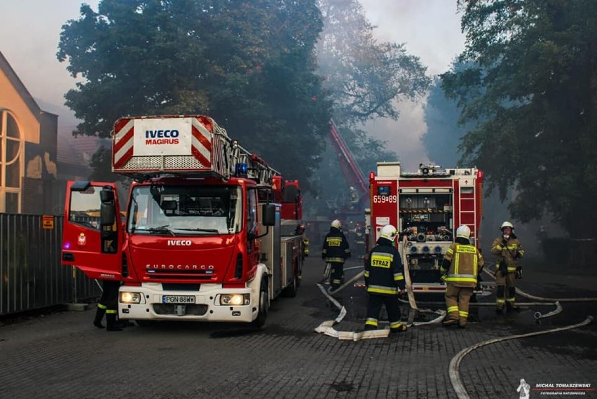 Pożar remontowanego basenu we Wrześni. 85 strażaków walczyło z ogniem. Nowy dach doszczętnie spalony