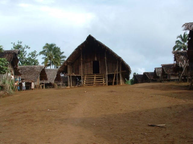 Tradycyjna wioska, w centrum Hausman, przed nim singsing graun, a po bokach widać domy kobiet.