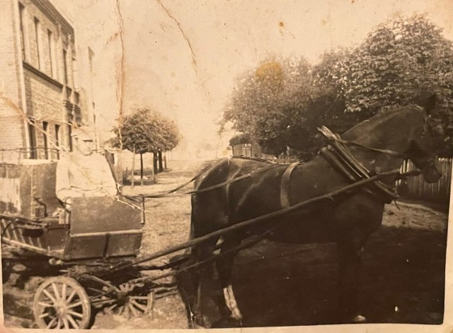 Lata 20. ubiegłego wieku, Józef Cała na bryczce do rozwożenia chleba przed siedzibą piekarni, czyli ul. Warszawska 146