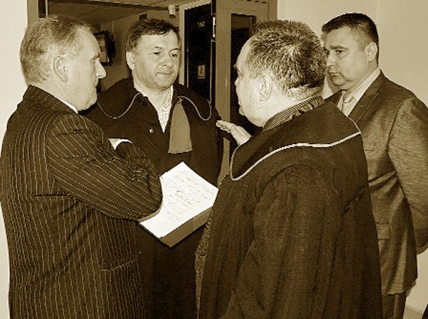 Zbigniew Dychto (pierwszy z lewej) i Adam Marczak (pierwszy z prawej) doszli do porozumienia jeszcze przed wejściem na salę sądową.