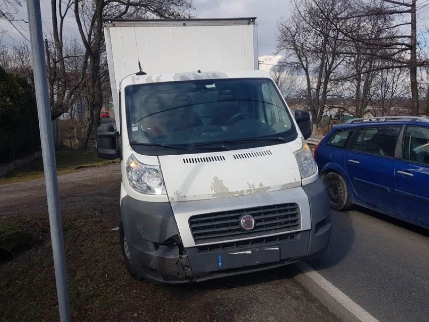 Gmina Oświęcim. Zderzenie dwóch samochodów na skrzyżowaniu w Grojcu. Jeden wylądował na ogrodzeniu posesji