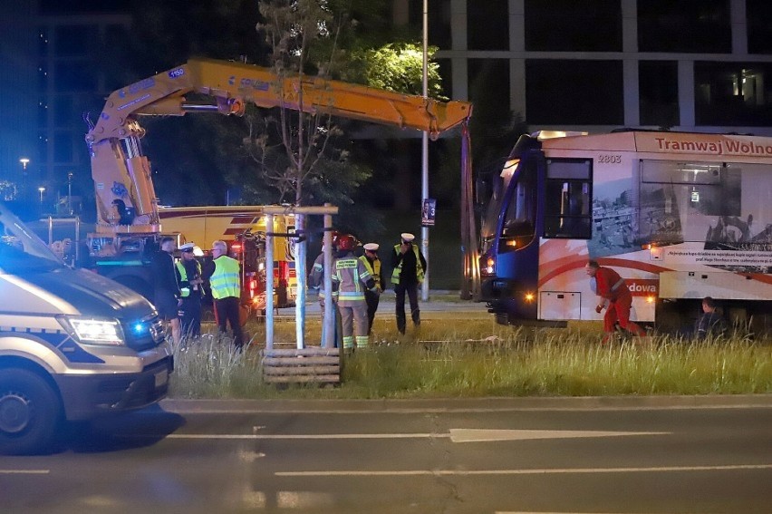 Mężczyzna wpadł pod tramwaj we Wrocławiu, jego stan jest...