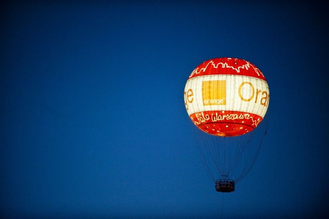 Amatorom nieco bardziej ekstremalnych wrażeń polecamy odwiedzenia Orange Stacji Balon przy Moście Świętokrzyskim. Za 40 złotych można unieść się w balonie na wysokość 120 metrów i stamtąd podziwiać warszawską panoramę. Gdy pogoda dopisuje, 15-minutowe loty odbywają się codziennie od 9.00 do 22.00.
