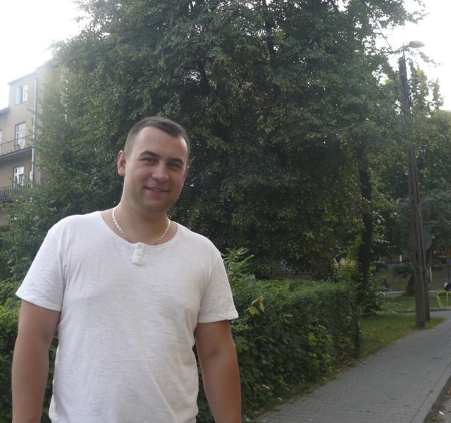 Zostawcie zdrowe drzewa w spokoju - mówi Gabriel Kucharski z osiedla św. Marka. W tle lipa, którą ZUK chce wyciąć