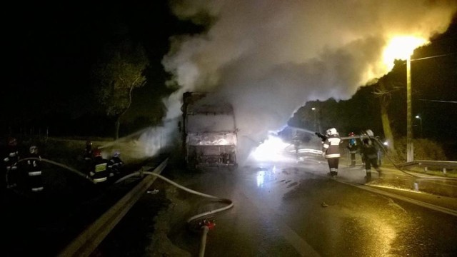 Pożar ciężarówki w Czajowicach na drodze Kraków - Olkusz.