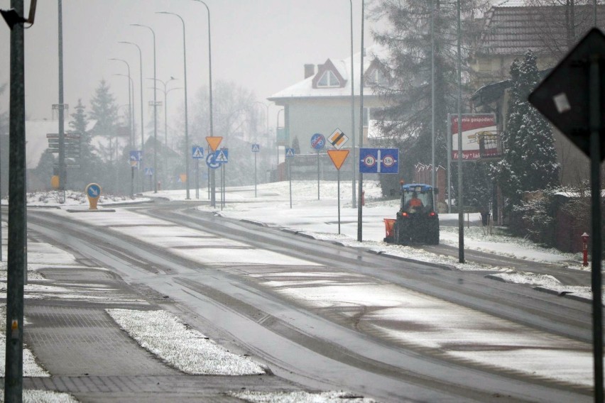 Nawrót śnieżnej zimy w Wieluniu. Jaka sytuacja na drogach ZDJĘCIA