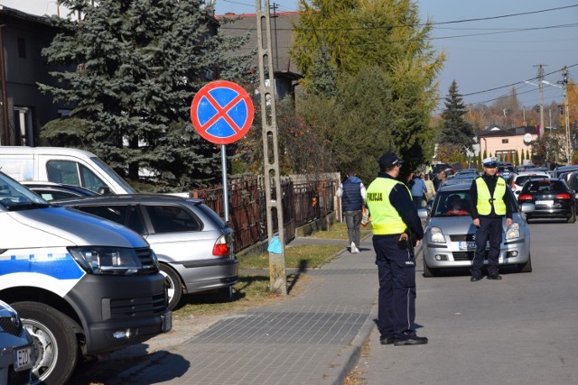 Trwa policyjna akcja "Znicz". Ruch wokół cmentarzy w Zduńskiej Woli