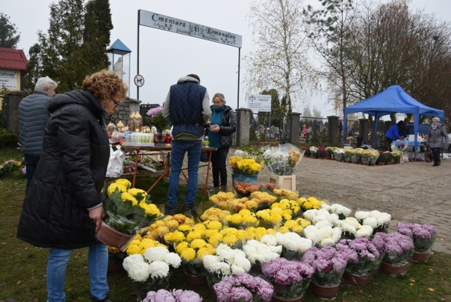 Mieszkańcy Sępólna tłumnie ruszyli na groby bliskich na cmentarzu komunalnym przy ul. Niechorskiej.