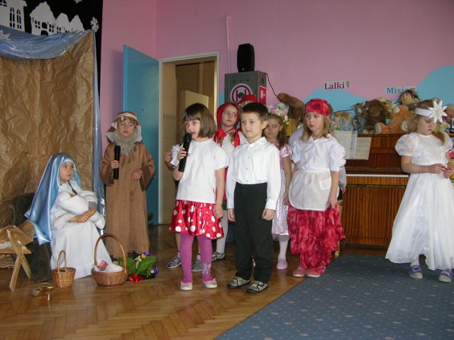 Jasełka w przedszkolu nr 8 w Skierniewicach odbyły się w czwartek, 19 grudnia. Dzieciaki uczęszczające do przedszkola nr 8 przygotowały jasełka, które w oryginalny sposób przedstawiły historie narodzin Jezusa.