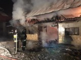 Podhale. Pożar w Podsarniu. W płomieniach stanęły pomieszczenia z krowami i autami 