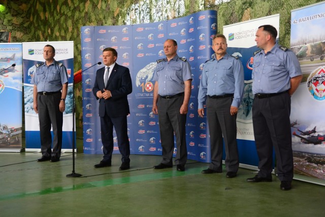 O tegorocznych pokazach Air Show mówili podczas konferencji prasowej na radomskim lotnisku ; od lewej: generał Krzysztof Żabicki, wiceminister Wojciech Skurkiewicz, pułkownik Jerzy Chojnowski, pułkownik Wojciech Pikuła, pułkownik Jan Skowroń.