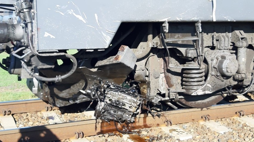 Tragiczny wypadek w Suchym Borze. Volkswagen wjechał pod pociąg. Zginął 21-letni mężczyzna