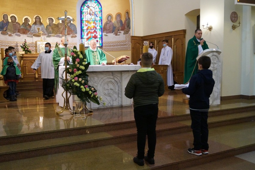 W parafii pw. św. Piotra i Pawła w Suwałkach są nowi ministranci. Poświęcono też krzyże do sal w nowym segmencie SP nr 4 [Zdjęcia]