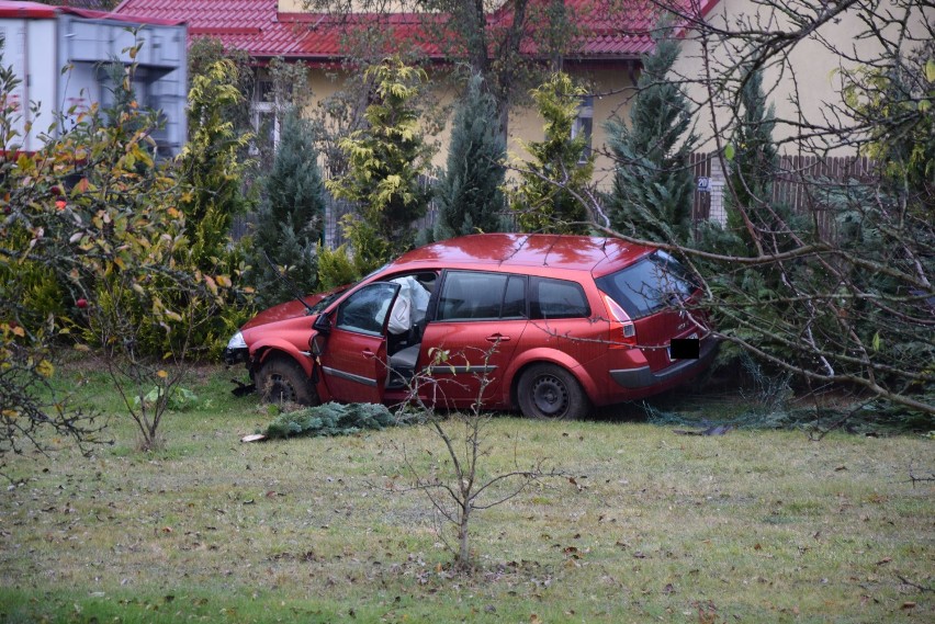 Wołcza Mała. Kierowca renaulta wypadł z zakrętu i wjechał na posesję (FOTO)