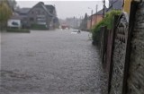 Nawałnica w Pszowie: zalanych kilkadziesiąt posesji, dróg, domów. W akcji brało udział 59 strażaków