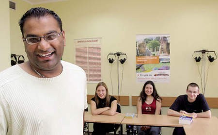 Nitin Patel jako nativ speaker uczy języków obcych w katowickim Empiku.