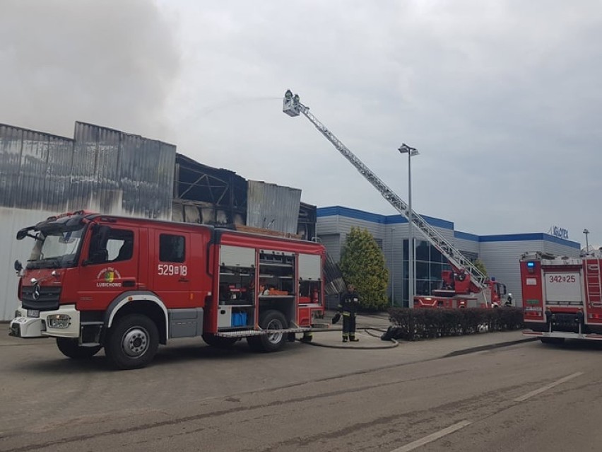 Pożar zakładu Iglotex w Skórczu. Spłonęły hala produkcyjna i magazyny