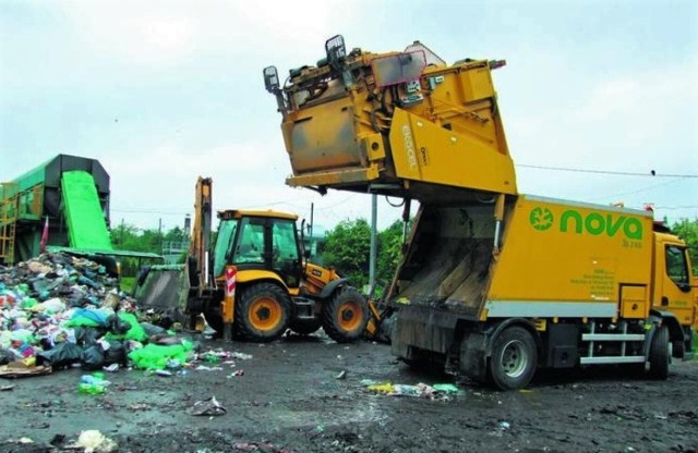 Miejska spółka miała, zdaniem inspektorów, w niewłaściwy sposób przyjmować odpady i bez zezwolenia składować je poza czaszą wysypiska na wschodniej skarpie