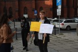 Protest przed Urzędem Miasta w Legnicy w sprawie podwyżek cen biletów MPK [ZDJĘCIA]