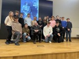 Uczniowie ZSEE w Radomsku odwiedzili muzeum w Oświęcimiu i spotkali się z „Ocalałym”