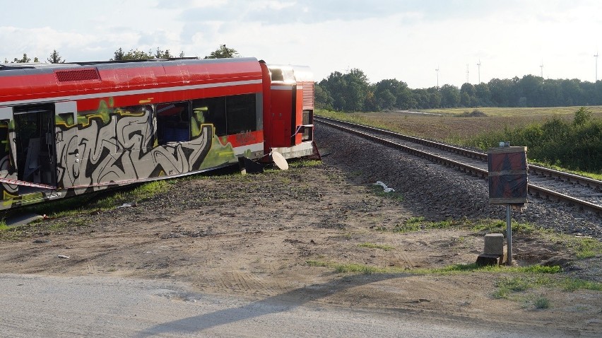 Wrak pociągu to niebezpieczna atrakcja. Kiedy zostanie zabrany? 