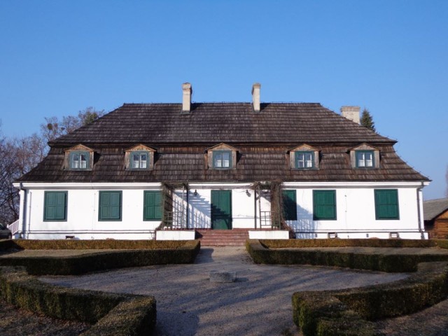 Muzeum Nadwiślańskie w Kazimierzu Dolnym,
Oddział Muzeum Zamek w Janowcu,
Dwór z Moniak