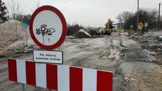 W Dąbrowie Górniczej trwa budowa centrum przesiadkowego, nowych peronów, ronda i tunelu pod torowiskiem kolejowym. PKP ma też wyremontować wkrótce dworzec kolejowy Zobacz kolejne zdjęcia/plansze. Przesuwaj zdjęcia w prawo - naciśnij strzałkę lub przycisk NASTĘPNE