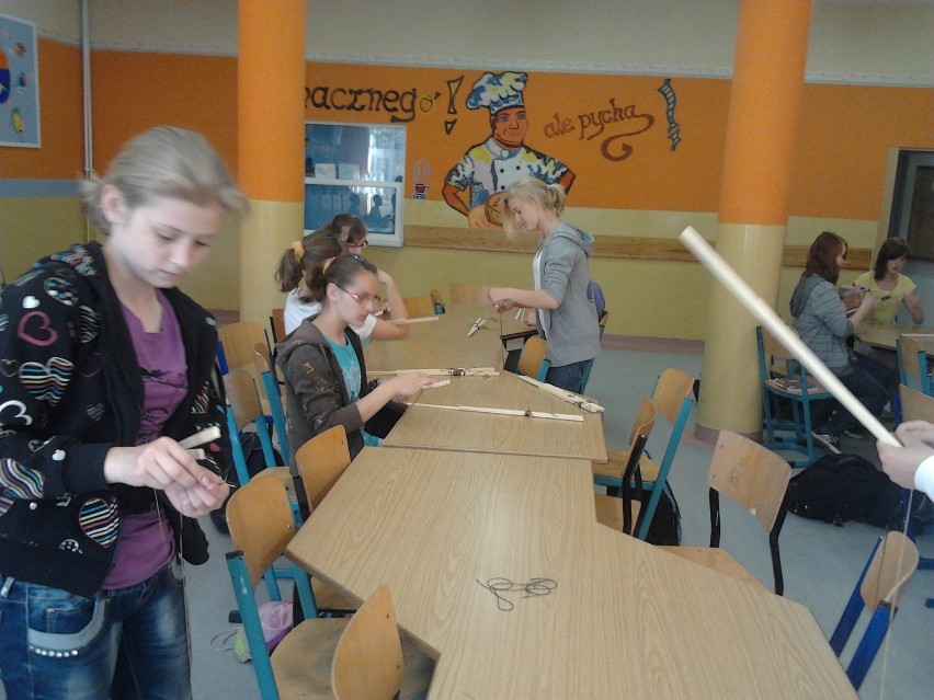 Uczniowie Zespołu Szkół w Nowej Karczmie przygotowywali latawce Dziennika Bałtyckiego