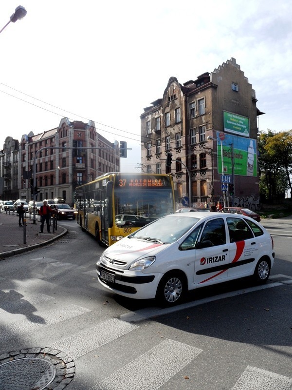 Alarmy bombowe w Katowicach. Centrum zakorkowane [ZDJĘCIA]