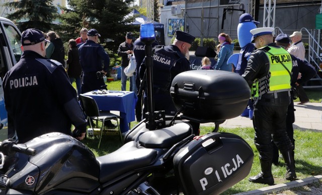 Piknik służb mundurowych na os. Lotnisko odbył się na terenie parafii