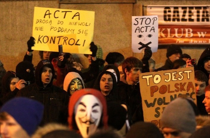 Gdynia: Marsz przeciwko ACTA. Wśród protestujących prezydent Gdyni Wojciech Szczurek [ZDJĘCIA+FILMY]