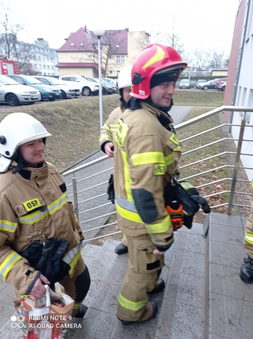 Strażacy z powiatu lublinieckiego przygotowali dzieciom ze szpitala świąteczne paczki