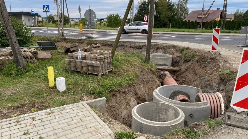 Budują chodnik w Warzycach. Połączy drogę gminną z krajową