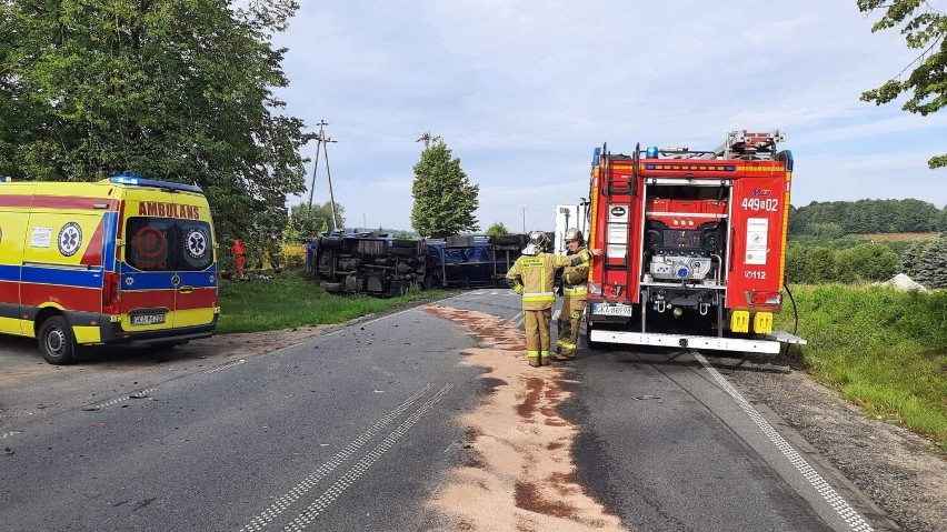 Wypadek z udziałęm cysterny na drodze wojewódzkiej nr 211 w Kożyczkowie (22.08.2022)