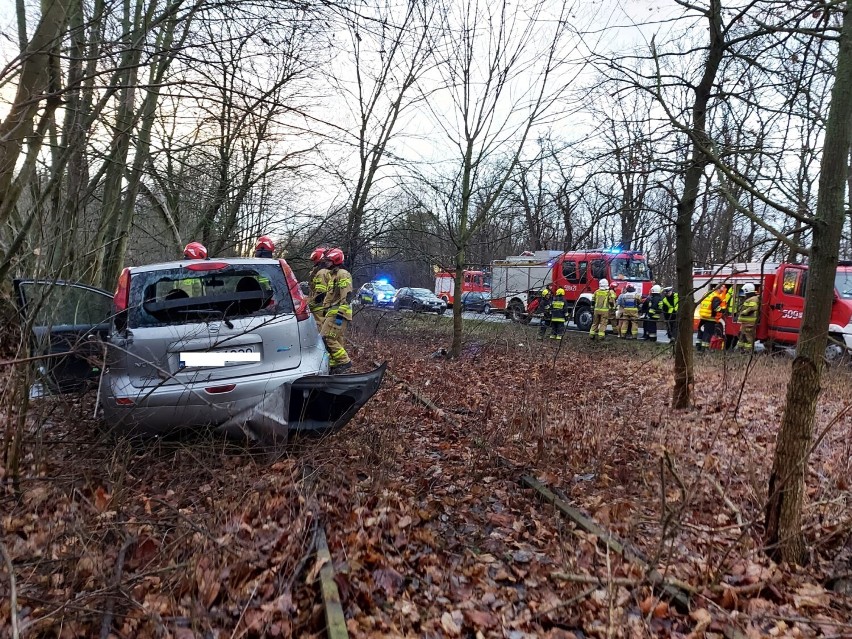Zdarzenie drogowe na DK24 w Prusimiu. Samochód wpadł do lasu [ZDJĘCIA]