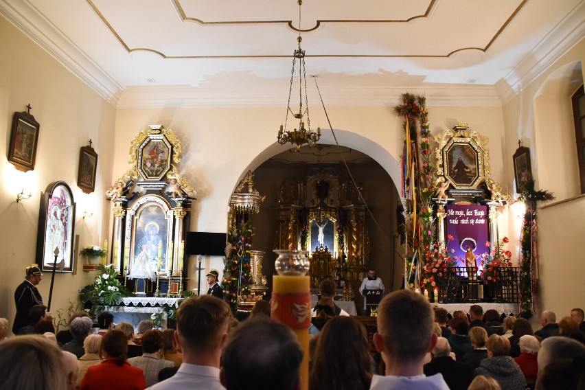 Rezurekcja  w Siedliskach. W  procesji i mszy świętej w małej parafii wzięło udział wielu wiernych