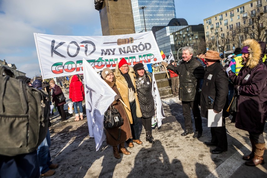 Marsz KOD "Tu wolna jest Warszawa". Protest przeciwko...