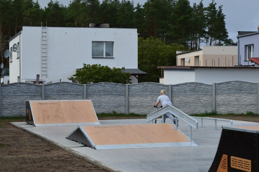 Dzieci chętnie korzystają ze skateparku w Jordanowie.