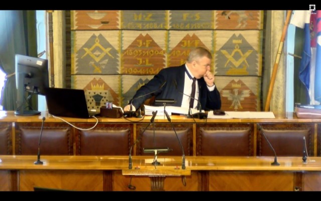Screen - transmisji środowej sesji rady miasta Krakowa. Widoczny wiceprzewodniczący rady Sławomir Pietrzyk