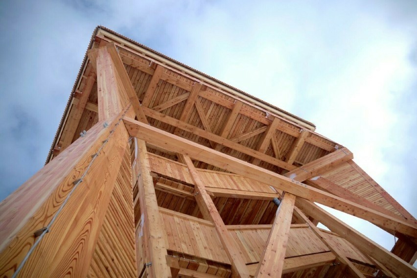 Drewniana konstrukcja 18-metrowej wysokości stanęła w...