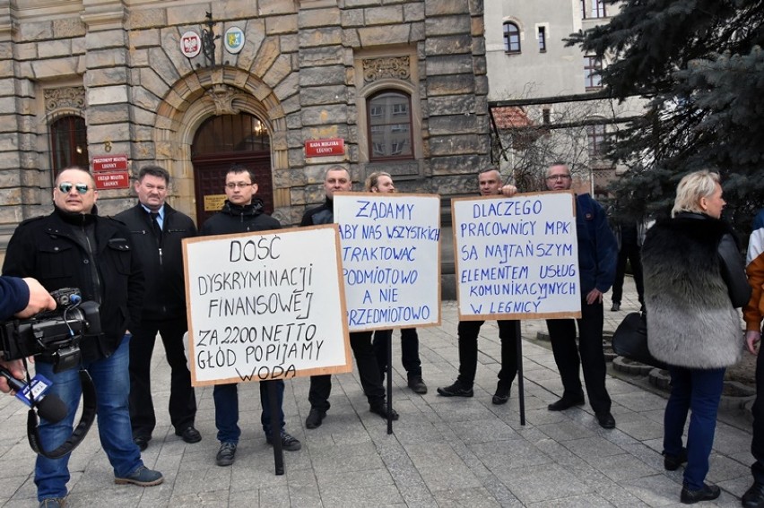 Trwa Sesja Rady Miejskiej Legnicy, protest pracowników MPK [ZDJĘCIA]