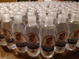 Kolęda "na wynos". Parafia w Krośnie Odrzańskim przygotowała zestawy dla wiernych z wodą święconą... w butelkach